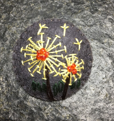 无纺布：蒲公英别针，钉了几颗珠子，感觉生动多了！