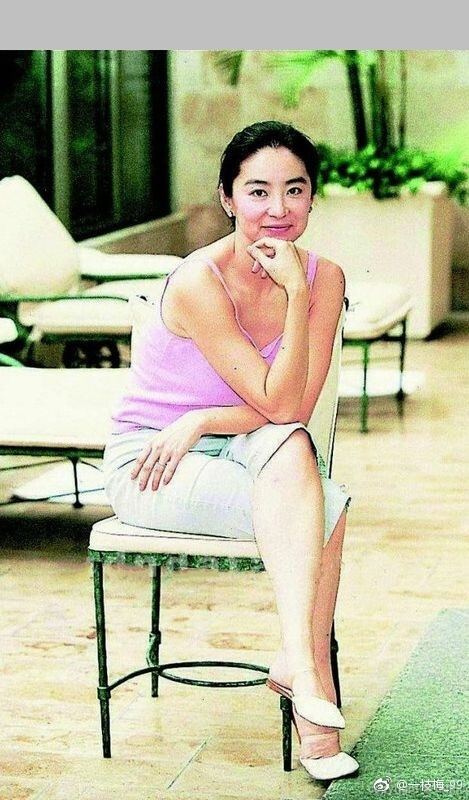 #林青霞# 林青霞 (Brigitte Lin) @林青霞 图片日期：2000-09-16林青霞不常露面，在FANS心目中依然是巨星。 ????