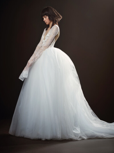 著名华裔设计师品牌 Vera Wang（王薇薇）释出2018春夏婚纱系列 本季以「The Bride Wore White」为题阐述了她对浪漫主义的新观点