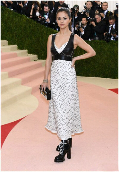 Selena Gomez in Louis Vuitton。（2016 met gala）波点裙搭配皮质小马甲刚柔并济，贴合科技主题但又简单大方不古怪