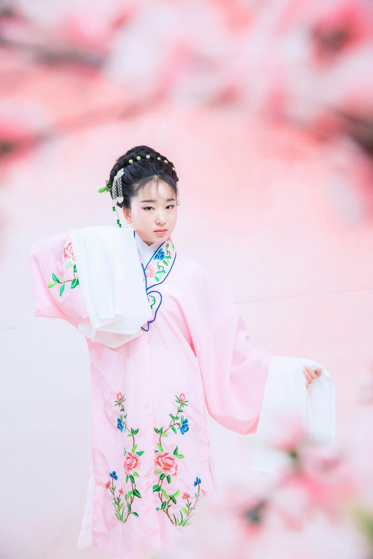 弹琵琶又见当年镜前你梳头
拨一首满花春秀
今日月下再醉孤酒
雨落枝头年复一年谁白发留