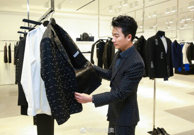 迪奥中国区品牌大使黄轩 出席Dior Homme 上海恒隆广场全新旗舰店盛大开幕，暨Dior Homme x Sennheiser 跨界合作系列发布－黄轩