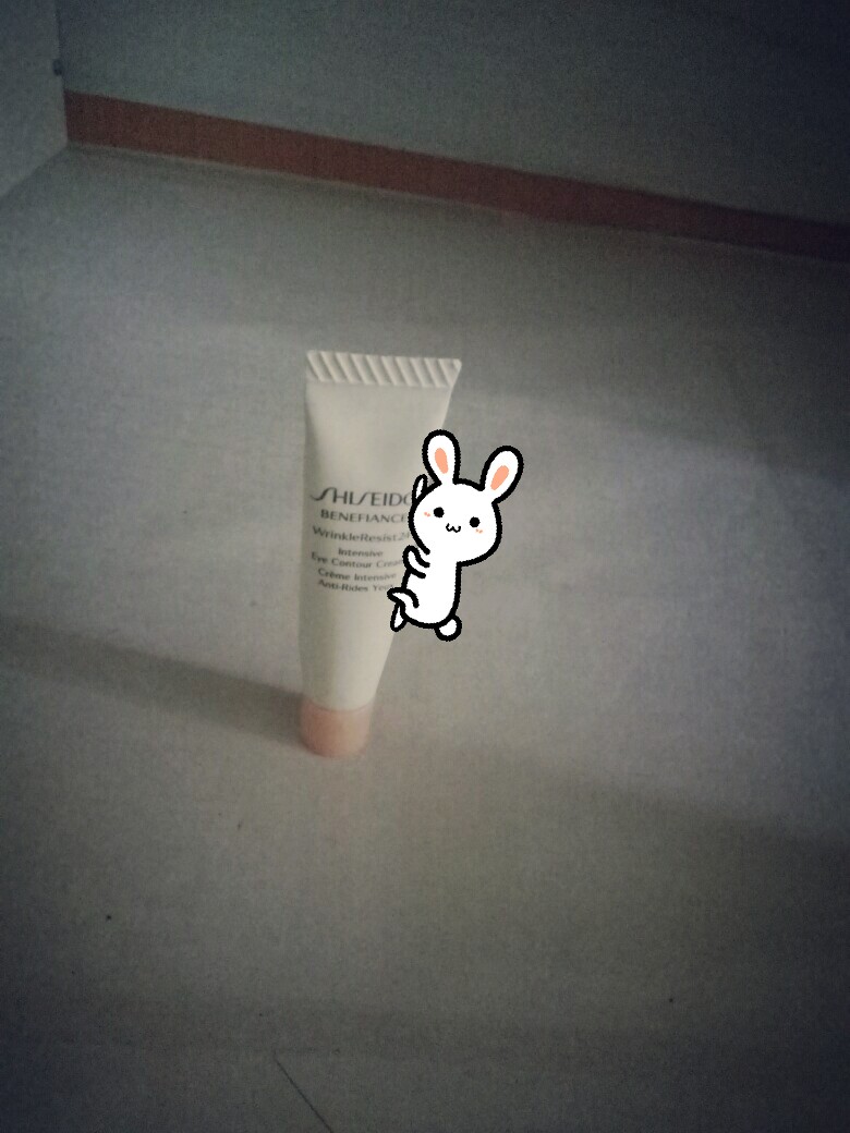 #盼丽生姿抗皱修护眼霜#这是我买资生堂的心机粉底液送的旅行装里的小样，一开始用，被她好闻的气味给俘虏，虽然是乳霜质地，但是在眼周摸开后十分清爽，不知道是不是由于是抗皱系列的缘故，给我有种眼角皮肤被提拉的感觉。