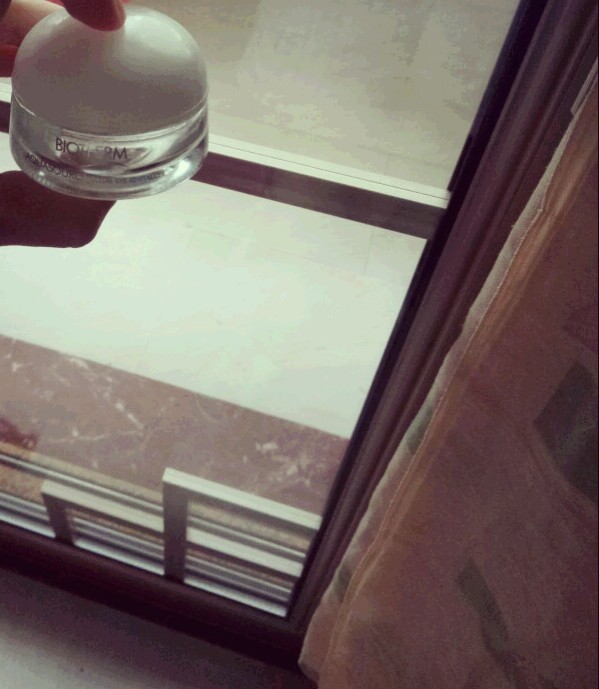 #碧欧泉活泉新生精华眼霜#虽然我把她用空了，但！是！我觉得对我并没有很大的用处，毕竟我是家族遗传型的黑眼圈（´Д`），但是她很清凉，如果我熬了夜我用这个眼霜我会感觉到她的用处嗯