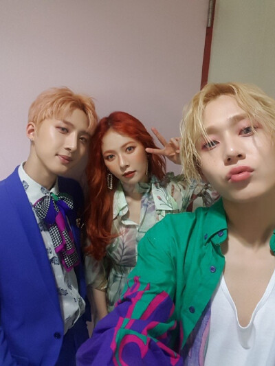 Triple H(트리플 H) TRIPLE H 金泫雅（Kim Hyun A） 李会泽（Hui） 金孝钟（E'Dawn） 美图 壁纸 马儿 泫雅