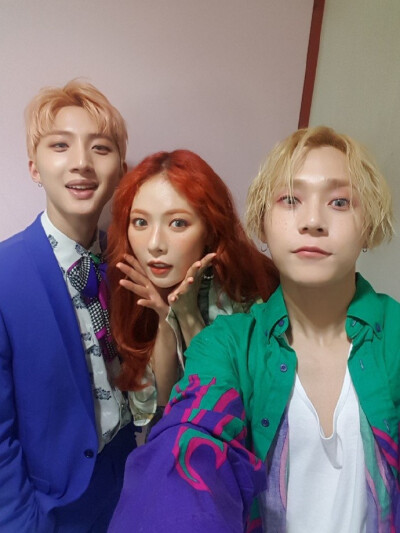 Triple H(트리플 H) TRIPLE H 金泫雅（Kim Hyun A） 李会泽（Hui） 金孝钟（E'Dawn） 美图 壁纸 马儿 泫雅