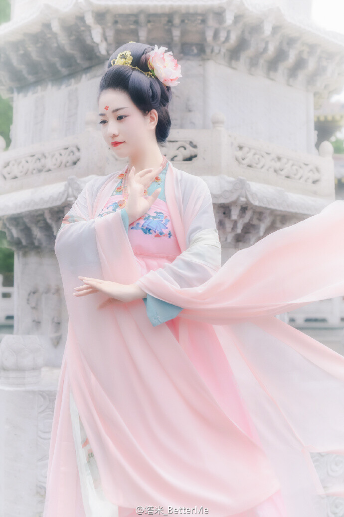 #汉服摄影##杭州约拍# 【汉服 · 云想衣裳花想容】摄影/后期 | 原po出镜 | @W雅柔W 妆造 | @簪花阁小乔 饰品 | @W雅柔W 摄于 | 香积寺...展开全文c