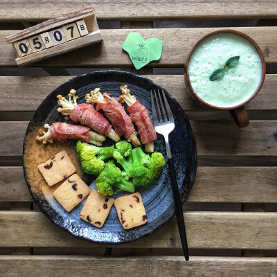 2017.5.7早餐记录:牛油果奶昔+蔓越莓饼干+培根金针菇卷+白灼西兰花