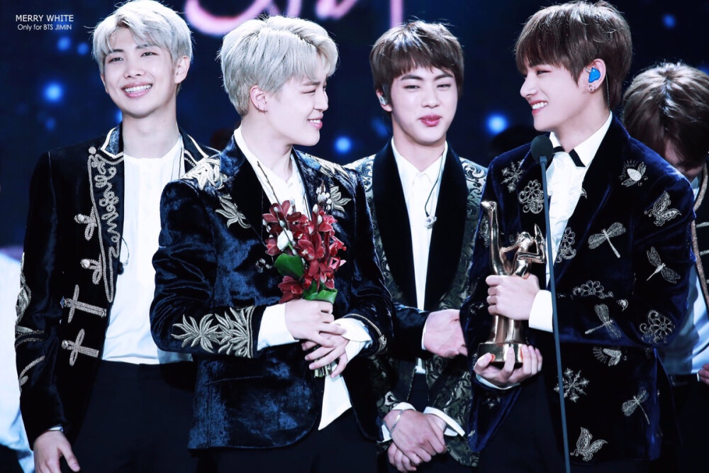 95line vmin
防弹少年团 BTS bangtanboys
金南俊 金硕珍 闵玧其 郑号锡 朴智旻 金泰亨 田柾国