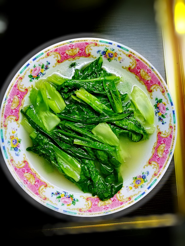 梅菜叉烧饺子(味道非常好！)～剩下的面皮没馅就做了拉面，还有用面水灼了点麦菜，妈妈说面水吃了不会口干。