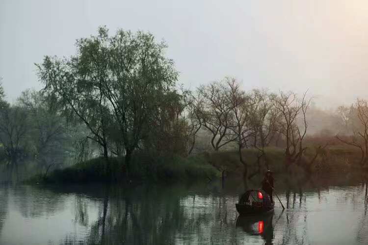 云间听弄鸟，烟上摘初英。