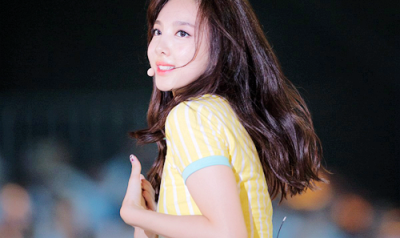 TWICE 林娜琏NaYeon 抱图点赞。