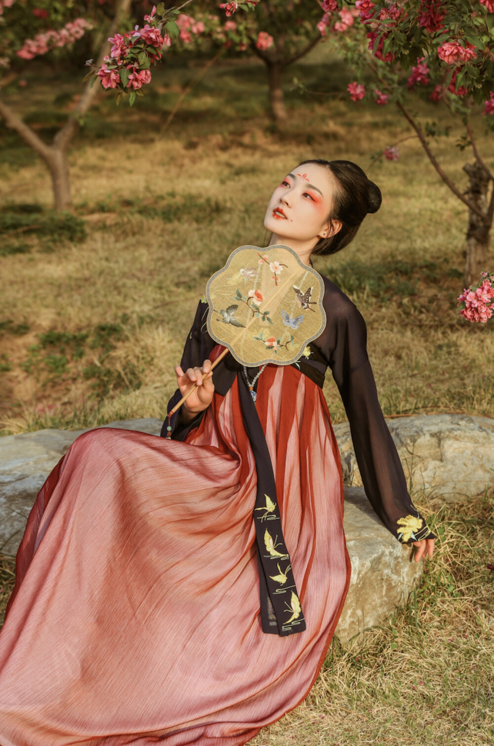 朱唇一点桃花殷，宿妆娇羞偏髻鬟。细看只似阳台女，醉著莫许归巫山。