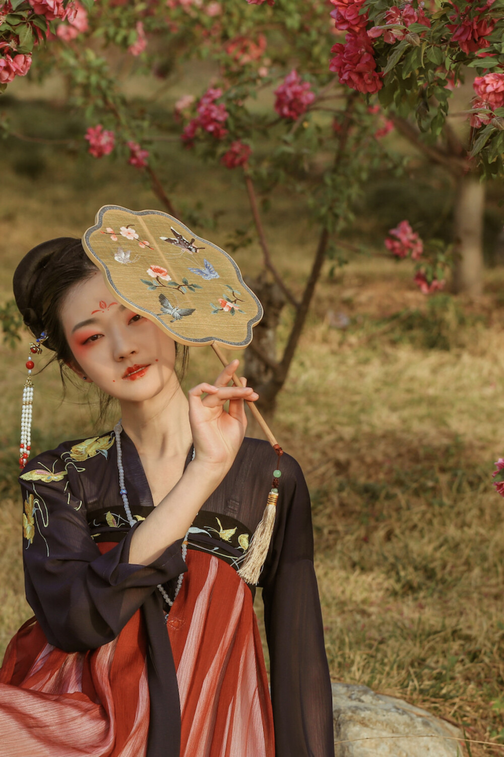 朱唇一点桃花殷，宿妆娇羞偏髻鬟。细看只似阳台女，醉著莫许归巫山。