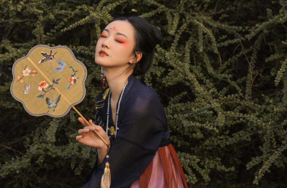 朱唇一点桃花殷，宿妆娇羞偏髻鬟。细看只似阳台女，醉著莫许归巫山。