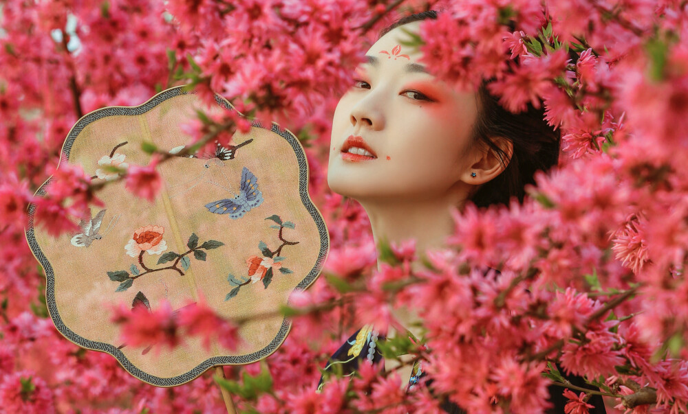 朱唇一点桃花殷，宿妆娇羞偏髻鬟。细看只似阳台女，醉著莫许归巫山。