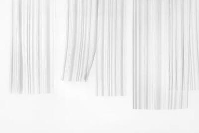 米兰设计周nendo为Jil Sander设计的胶囊系列。从物件到织物，从平面到立体，在光影与角度的变换下形成不同的图案，使空间元素无限延伸。
