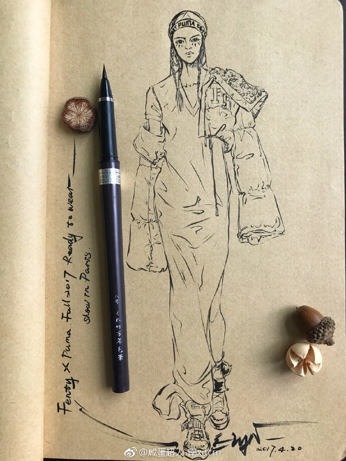 #手绘##服装设计手稿##毛笔速写##速写##插画##服装设计# 速写～日常练习 ​ ​​​～好多人问我速写用的什么笔，就是万能毛笔，今天拍的时候特意没加笔盖儿～以前也用小楷笔画，觉得毛笔更有笔锋和线条感—————————@手绘插画 @服装设计时装画手稿 @穿针引线官方微博 @手绘时装画 ​ ​​​​...展开全文c