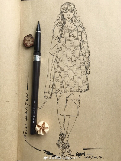 #手绘##服装设计手稿##毛笔速写##速写##插画##服装设计# 速写～日常练习 ​ ​​​～好多人问我速写用的什么笔，就是万能毛笔，今天拍的时候特意没加笔盖儿～以前也用小楷笔画，觉得毛笔更有笔锋和线条感—————…