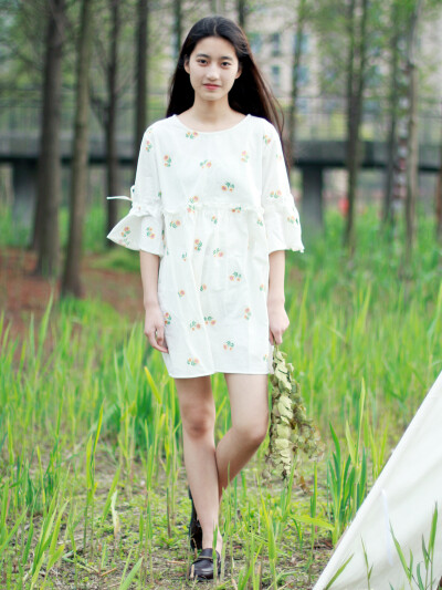 日式宽松娃娃衫式的版型很是可爱 白色底搭配小的向日葵花形，十分清纯可人 棉麻料子 贴身穿也柔软舒适