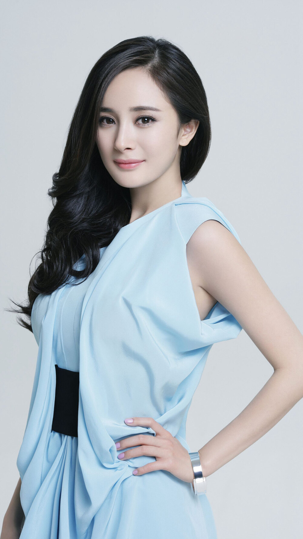 【杨幂】
杨幂外形漂亮可爱，同时又天生带点儿北京女孩大而化之的豪气。©时尚芭莎