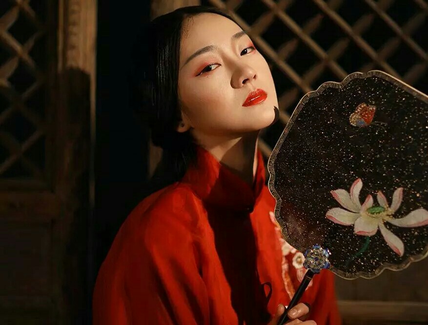 夏尚黑，商尚白，周尚赤，秦尚黑，汉尚赤，唐服饰尚黄，旗帜尚赤，宋亦尚赤。今国家承元之后，取法周、汉、唐、宋以为治，服色所尚，于赤为宜。上从之”——百度百科。
这里的赤就是深红，有记载孔子也对红色推崇备至，甚至把朱色与雅乐、国家相提并论，认为朱色是大雅之色，代表着正统。