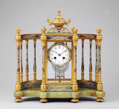 19世纪末 扇形珐琅四明钟
法国 41×41 cm 精美十二柱珐琅四明钟，底部为白理石，造型优美。钟盘为阿拉伯数字，两套动力系统，八天动力，整点、半点打点。
