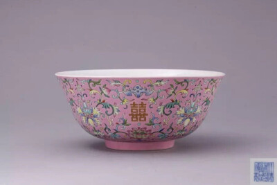 清道光 粉彩缠枝花卉喜字碗
D21.2cm “大清道光年制”篆书款 碗撇口，弧腹，圈足。腹部绘缠枝花卉，间以蝙蝠双喜纹，双喜纹为喜字的图案化纹饰，寄寓了双喜临门，喜上加喜之意，而蝙蝠飞于喜上，更有福从天降的美好…