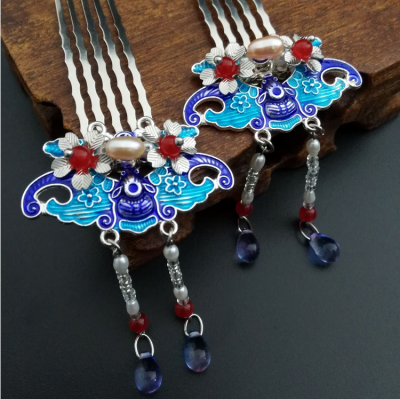 重拂罗裳蹙金线，尘满双鸳花胜。