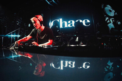 Chace 朱一涵 新生代国人电音DJ 98年小哥哥 7月份成为第一个登上Tomorrowland的国人 涉猎风格House 2016年进入Yellow Claw厂牌Barong Familiy