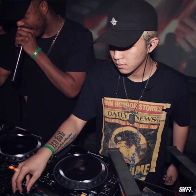 Chace 朱一涵 新生代国人电音DJ 98年小哥哥 7月份成为第一个登上Tomorrowland的国人 涉猎风格House 2016年进入Yellow Claw厂牌Barong Familiy