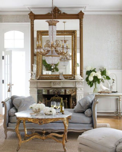 金边镜子+法式家具+水晶吊灯