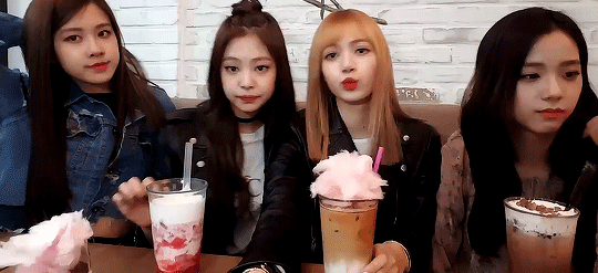  BLACKPINK。抱图点赞。