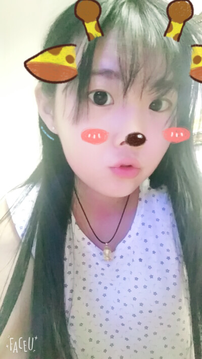 穿着珺珺送奶奶的衣服，因为穿不上，所以我拿来当睡衣