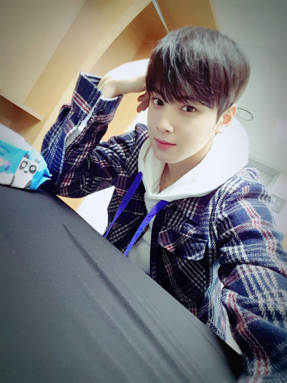 Astro（아스트로）金明俊（MJ）朴真祐（JINJIN）车银优（EUNWOO）文彬（MOONBIN）朴敏赫（Rocky）尹产贺（Yoon SANHA）