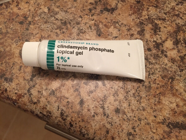 早上醒来洗完脸，要用Clindamycin phosphate topical gel, 这个主要是抗菌，将导致痤疮的细菌杀死。需要涂抹完，一定注意必须抹防晒，避免阳光紫外线伤害。