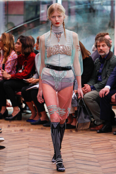 Prada 2018早春系列时装秀
