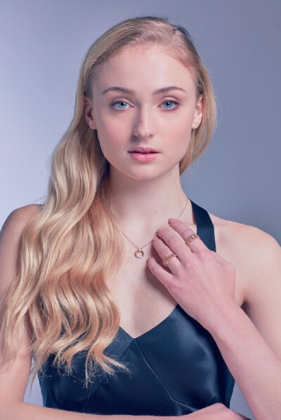 #Sophie Turner##Giorgio Visconti##权力的游戏#Sophie代言Giorgio Visconti珠宝的海报出高清图啦! 快来收图 感谢@GiorgioVisconti 提供 超爱这套，根本是在发光! 充分把握了她的古典气质。秀丽优雅的淑女，金发蓝眼…