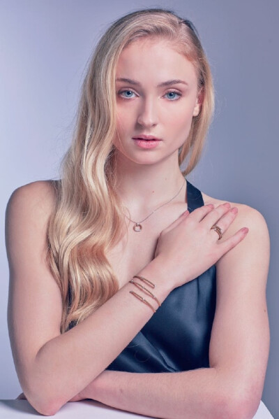 #Sophie Turner##Giorgio Visconti##权力的游戏#Sophie代言Giorgio Visconti珠宝的海报出高清图啦! 快来收图 感谢@GiorgioVisconti 提供 超爱这套，根本是在发光! 充分把握了她的古典气质。秀丽优雅的淑女，金发蓝眼…