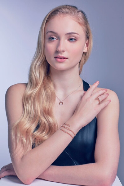 #Sophie Turner##Giorgio Visconti##权力的游戏#Sophie代言Giorgio Visconti珠宝的海报出高清图啦! 快来收图 感谢@GiorgioVisconti 提供 超爱这套，根本是在发光! 充分把握了她的古典气质。秀丽优雅的淑女，金发蓝眼…