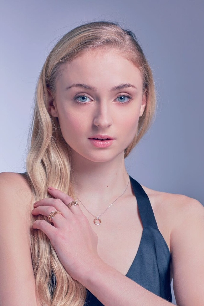 #Sophie Turner##Giorgio Visconti##权力的游戏#Sophie代言Giorgio Visconti珠宝的海报出高清图啦! 快来收图 感谢@GiorgioVisconti 提供 超爱这套，根本是在发光! 充分把握了她的古典气质。秀丽优雅的淑女，金发蓝眼美如画也收入之前拍摄花絮图，有不同造型搭配，应是后续要推出的款式! ( ​​​​...展开全文c