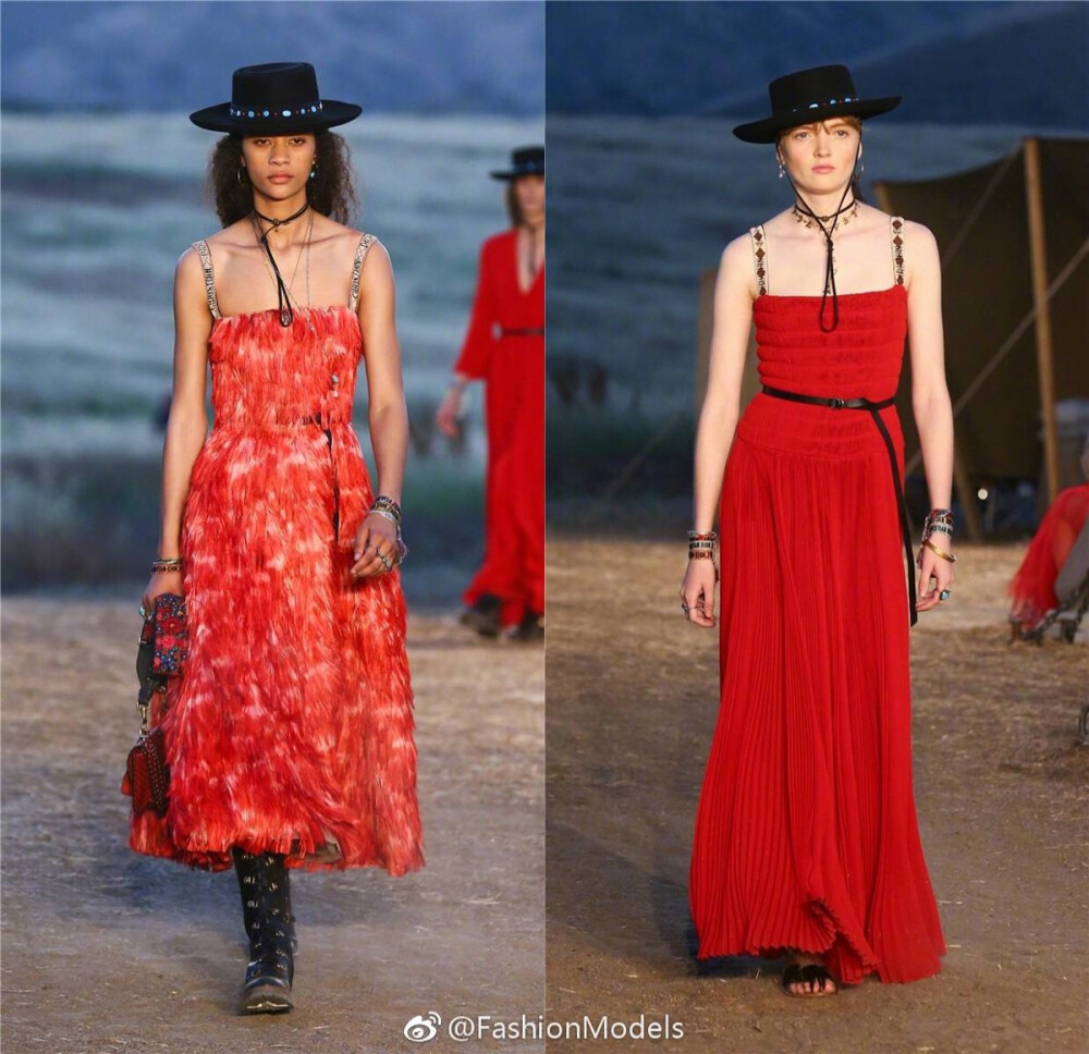 #秀场精选RunwayCollection# Dior Cruise 2018：迪奥2018早春度假系列，为我们呈现潇洒率性的西部女郎。
创意总监Maria Grazia Chiuri以拉斯科岩洞的壁画图案为灵感来源，展现野性而不失柔美的崭新形象。中国超模李静雯、贺聪（@西拱Hecong ）再度参与大秀。 ​​​