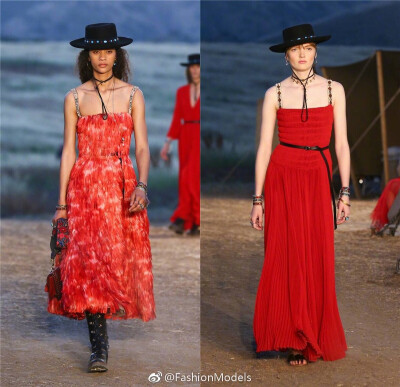 #秀场精选RunwayCollection# Dior Cruise 2018：迪奥2018早春度假系列，为我们呈现潇洒率性的西部女郎。
创意总监Maria Grazia Chiuri以拉斯科岩洞的壁画图案为灵感来源，展现野性而不失柔美的崭新形象。中国超模李…