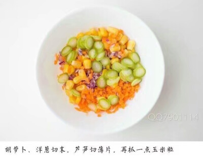 【洋葱圈蛋饼】各种蔬菜，加鸡蛋，加玉米淀粉和调料倒入洋葱圈里煎熟，是不是很简单