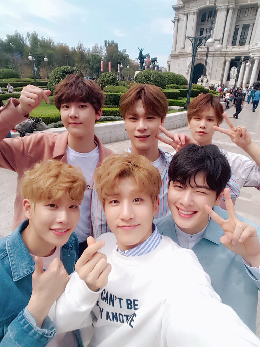 Astro（아스트로）金明俊（MJ）朴真祐（JINJIN）车银优（EUNWOO）文彬（MOONBIN）朴敏赫（Rocky）尹产贺（Yoon SANHA）AROHA