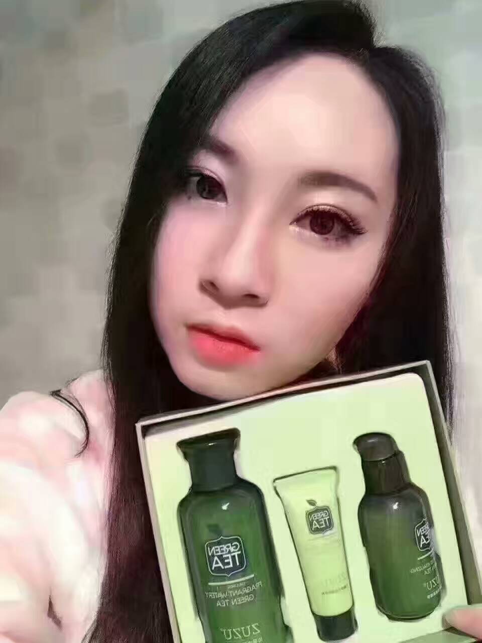 ZUZU绿茶套盒现货秒发❗
洗面奶➕爽肤水➕乳液
功效：1⃣️延缓衰老2⃣️抗氧化 3⃣️排毒净化肌肤4⃣️深层补水 5⃣️有机绿茶水分持久控油保湿 6⃣️调整水油平衡7⃣️抗辐射，紫外线，这个夏天不可或缺的好宝贝好皮肤和绿茶更配哦