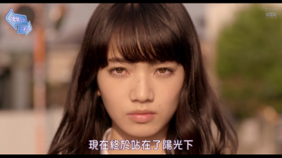 小松菜奈的眼睛太好看了，睫毛好漂亮，感觉和刘惜君好像，一样的眼神，厌世的感觉。