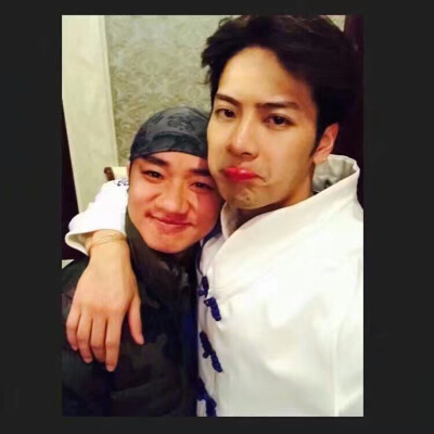 王嘉尔与跑男们的合照 太帅了 