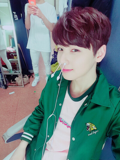 Astro（아스트로）金明俊（MJ）朴真祐（JINJIN）车银优（EUNWOO）文彬（MOONBIN）朴敏赫（Rocky）尹产贺（Yoon SANHA）AROHA