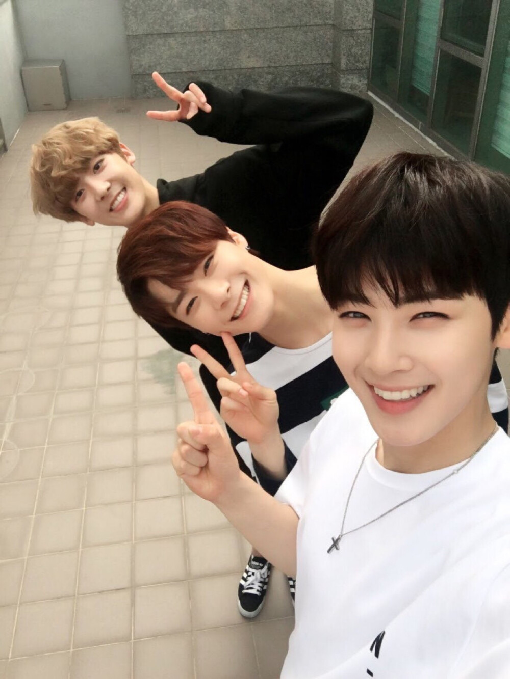 Astro（아스트로）金明俊（MJ）朴真祐（JINJIN）车银优（EUNWOO）文彬（MOONBIN）朴敏赫（Rocky）尹产贺（Yoon SANHA）AROHA